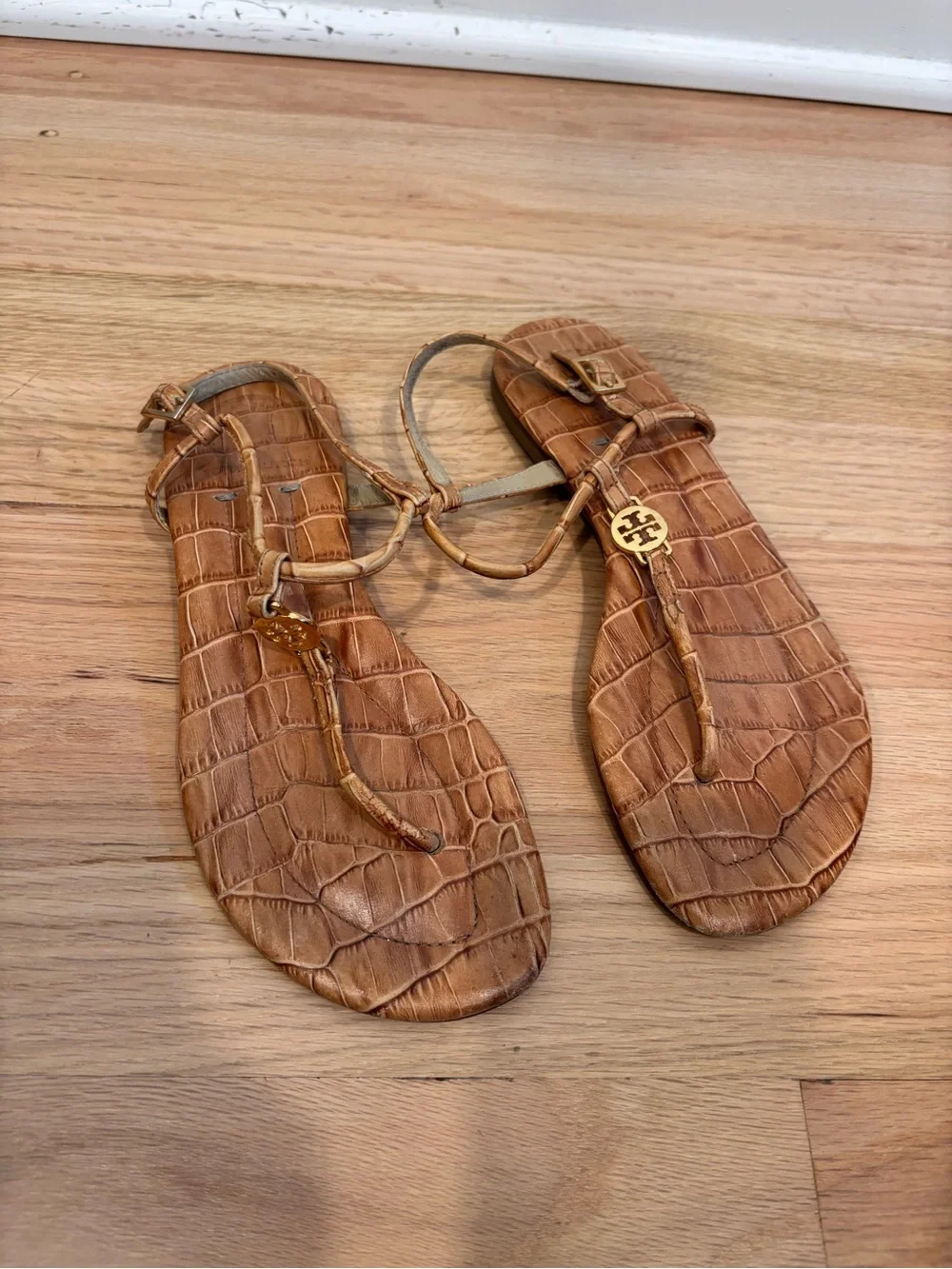 Tory Burch thong sandals in tan croc-embossed leather finish size 5M
